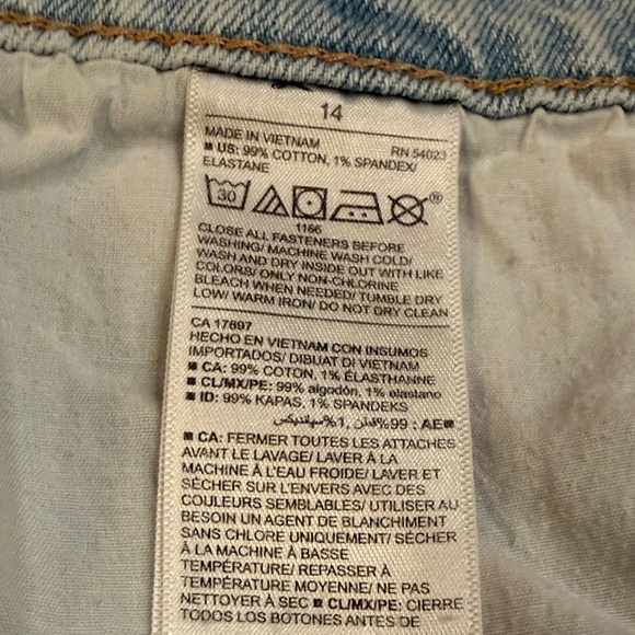 Old Navy Boyfriend Light Wash Distressed Denim Shorts - Picture 4 of 6